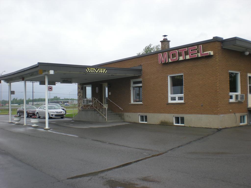 Motel Vaudreuil Eksteriør bilde